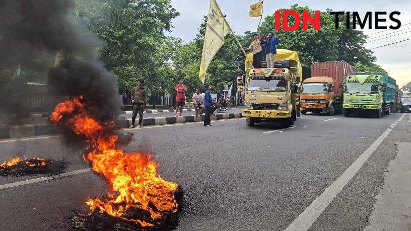 Pergerakan Mahasiswa Islam Indonesia (PMII) Cabang Gowa saat demo peringatan hari sumpah pemuda di Jl Sultan Alauddin Makassar, Selasa (28/10/2025). IDN Times/Darsil Yahya