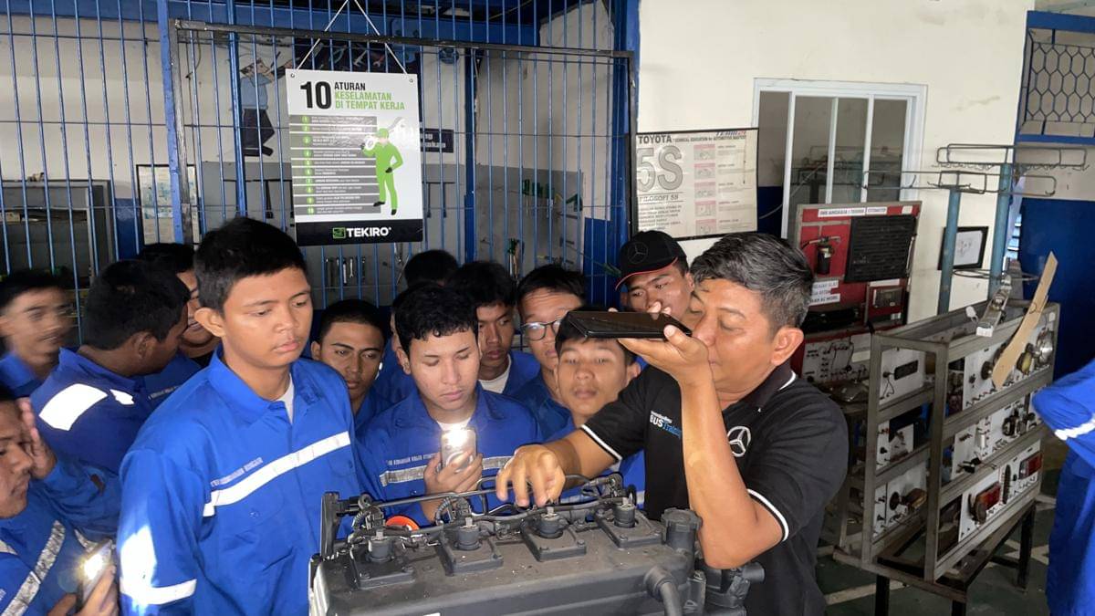 [06] Penjelasan pengoperasian, pemanfaatan, dan berbagai aspek mesin Bus Mercedes-Benz OF 917 oleh Aris Sugiarto [Fleet & Driver Training DCVI] kepada siswa kelas X hingga kelas XII SMK Angkasa 1 Halim.jpeg