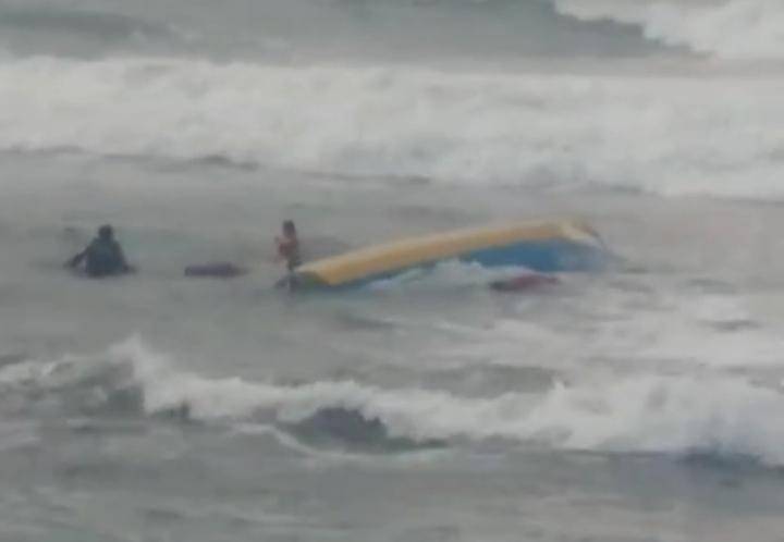 Sebuah perahu nelayan Pantai Depok Bantul Karam dihantam gelombang pasang