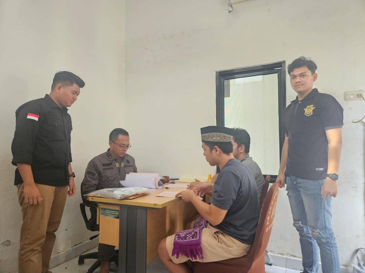 Tim Kejaksaan Negeri Musi Banyuasin bersama dua tersangka kasus penganiayaan dan pengancaman terhadap dokter RSUD Sekayu usai pelaksanaan tahap II dan dilimpahkan ke Lapas Kelas IIB Sekayu, Selasa (28/10/2025).