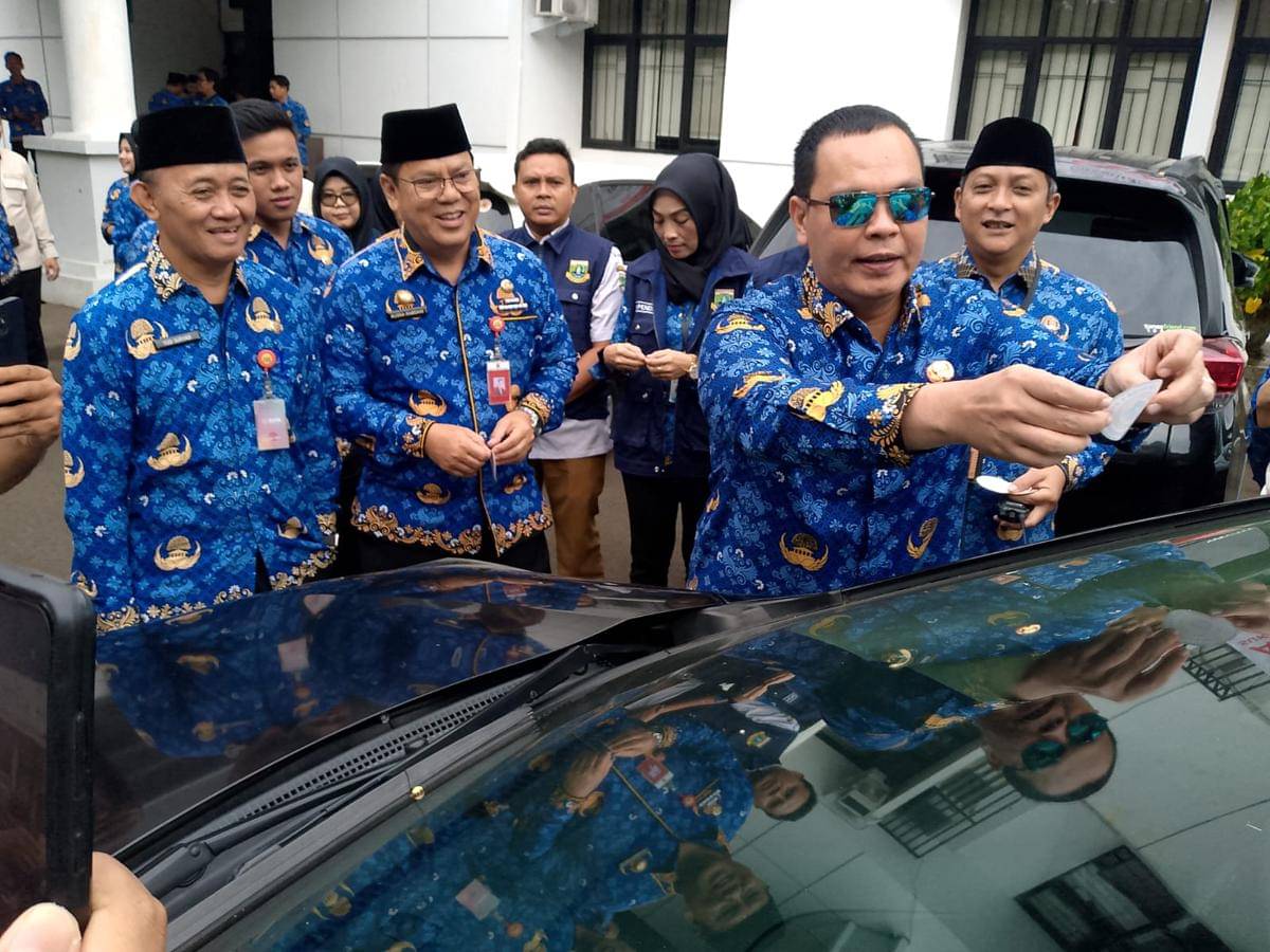Wali Kota Serang Budi tempel stiker kendaran pegawai yang nunggak pajak