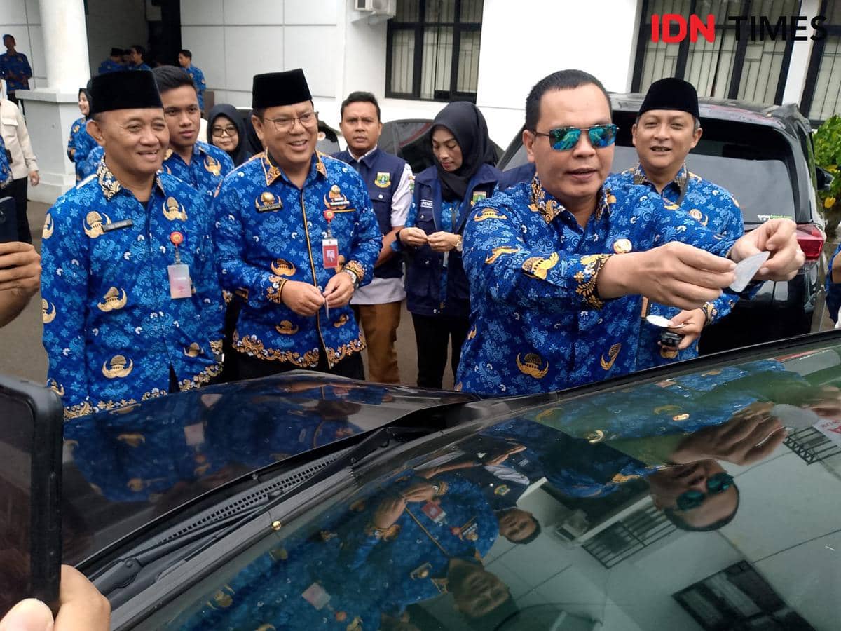 Wali Kota Serang Budi tempel stiker kendaran pegawai yang nunggak pajak (Dok. Khaerul Anwar)