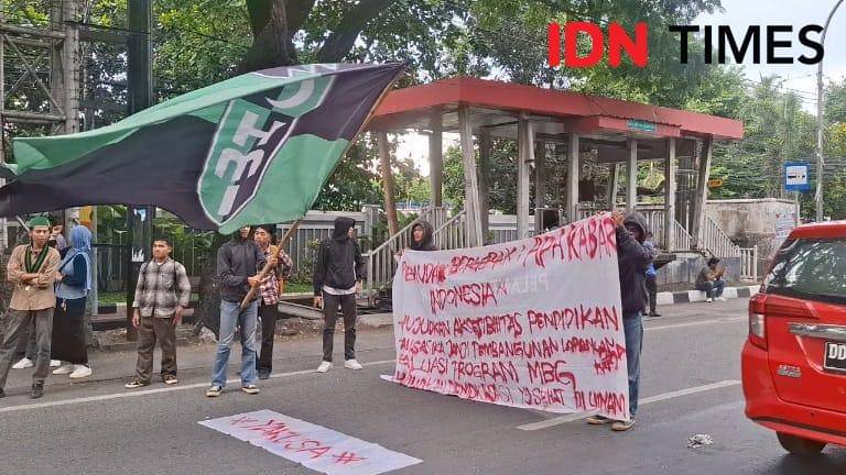 Himpunan Mahasiswa Islam (HMI) Komisariat Tarbiyah dan Keguruan Cabang Gowa Raya (Cagora) saat demo peringatan hari sumpah pemuda di Jl Sultan Alauddin Makassar, Selasa (28/10/2025). IDN Times/Darsil Yahya