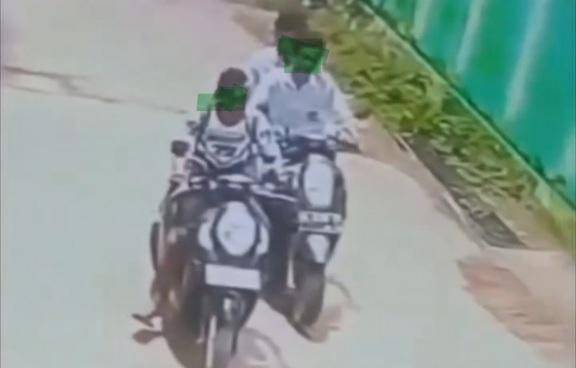 Tiga pelajar di Kabupaten Gowa, terekam CCTV mencuri sepeda motor di kompleks Masjid Syech Yusuf/Istimewa