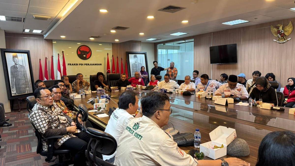 Fraksi PDIP gelar FGD mempertemukan langsung para aplikator dengan perwakilan komunitas pengemudi ojek online (ojol) untuk membahas isu kesejahteraan, khususnya soal potongan besar dari pihak aplikator (dok. Istimewa)