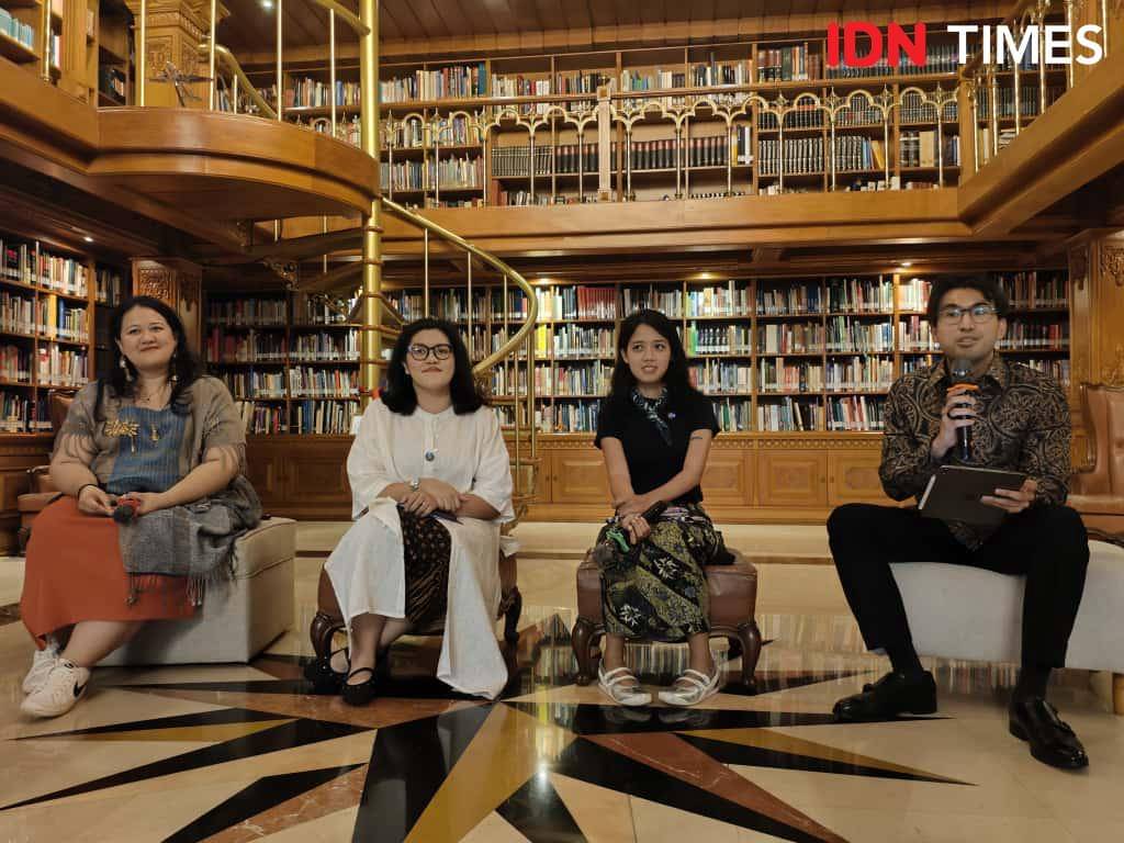 Putri Habibie (paling kiri) dan Aufar Satria (paling kanan) pada Perpustakaan Habibie & Ainun di Wisma Habibie & Ainun, Minggu (28/10/2025). (IDN Times/Febriyanti Revitasari)