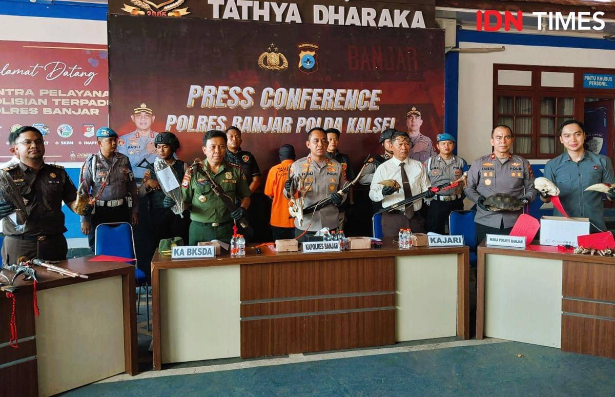 Konferensi pers Polres Banjar Kalsel pengungkapan perdagangan bagian tubuh hewan dilindungi, Selasa (28/10/2025). (Hendra Lianor/IDN Times)