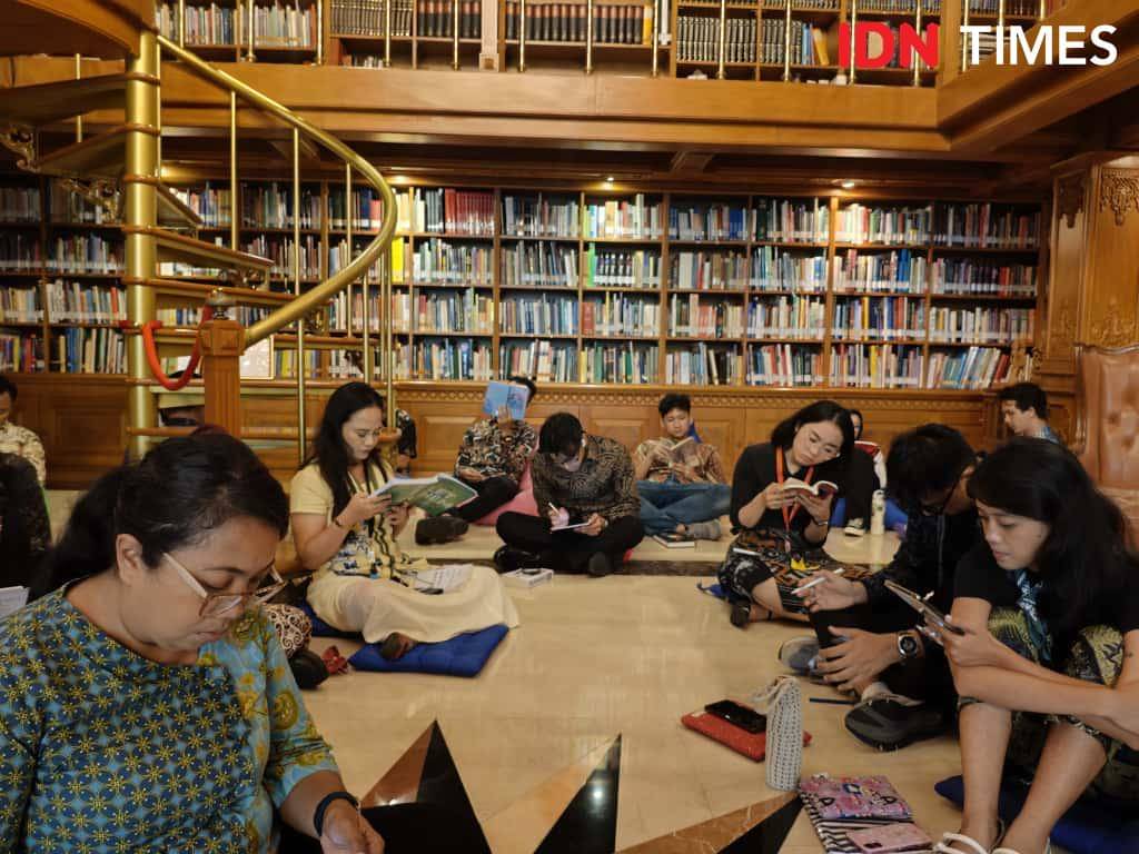 Situasi silent reading pada Perpustakaan Habibie & Ainun di Wisma Habibie & Ainun, Minggu (28/10/2025). (IDN Times/Febriyanti Revitasari)