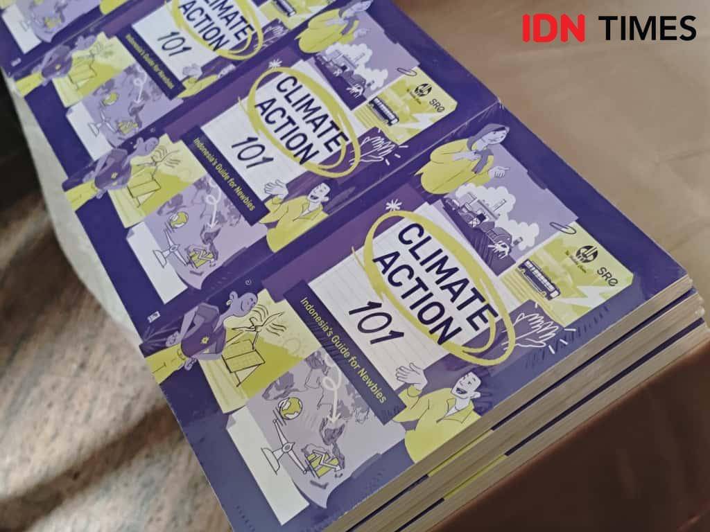 Sampul buku Climate Action 101. (IDN Times/Febriyanti Revitasari)