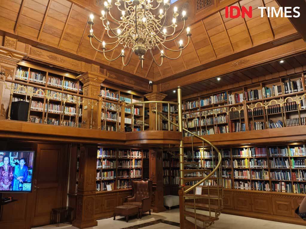 Perpustakaan Habibie & Ainun di Wisma Habibie & Ainun. (IDN Times/Febriyanti Revitasari)