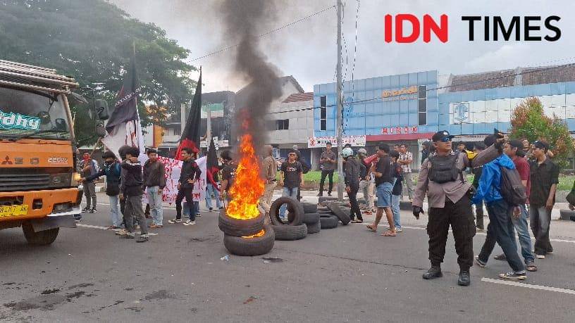 Federasi Rakyat Demokrasi Makassar (Freedom) saat demo peringatan hari sumpah pemuda di Jl Sultan Alauddin Makassar, Selasa (28/10/2025). IDN Times/Darsil Yahya