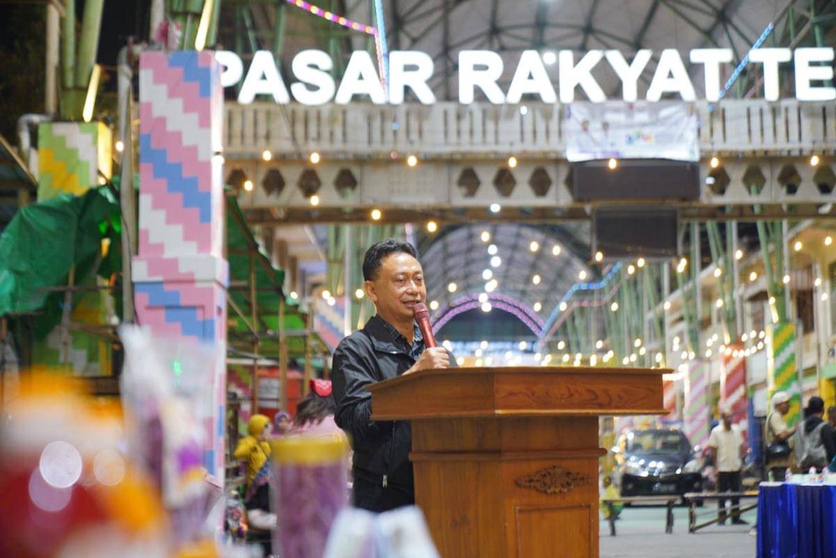 Wali Kota Pontianak, Edi Rusdi Kamtono resmikan pusat kuliner.