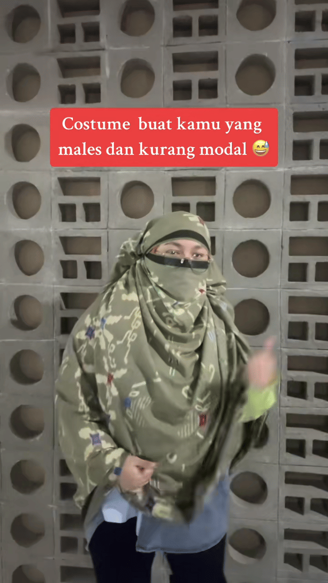 kostum Halloween melokal