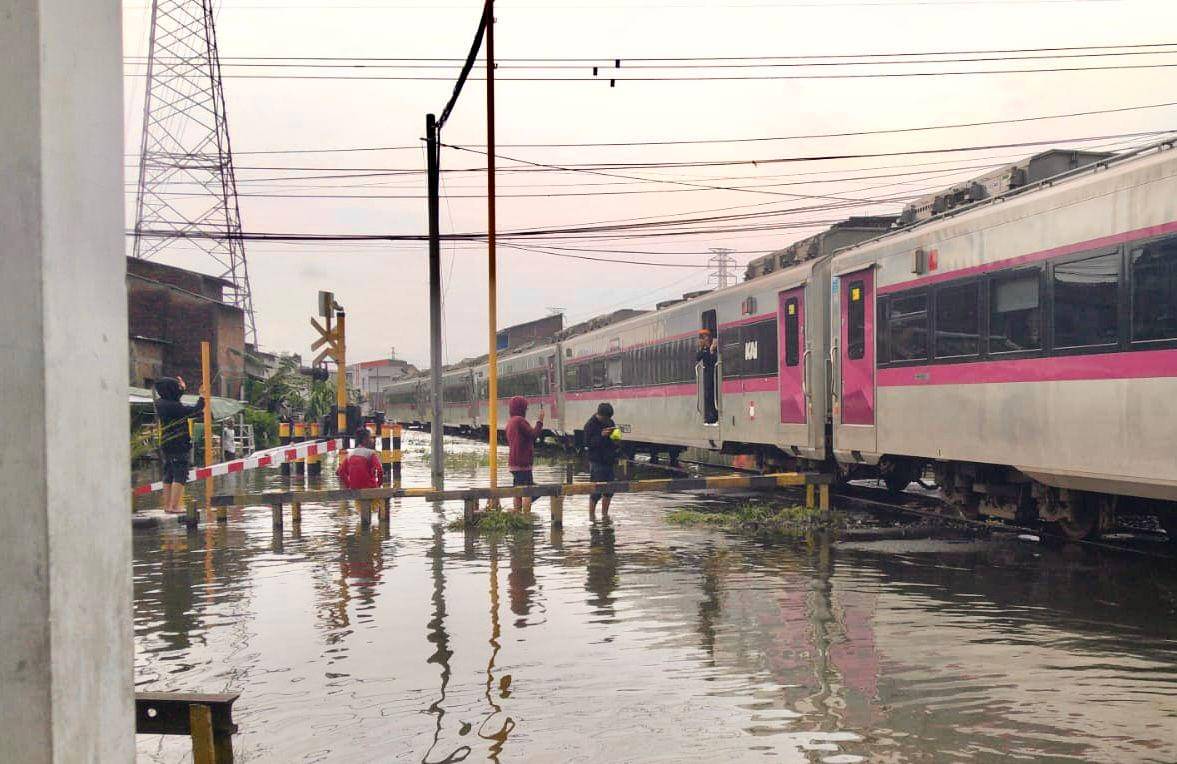 Jalur rel kereta api yang terdampak banjir di Semarang. (Dok. PT KAI Daop 4 Semarang)