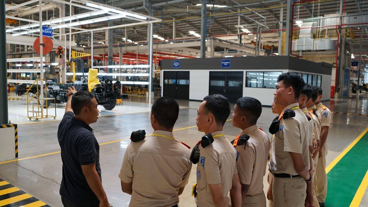 [02] Siswa-siswa jurusan Teknik Kendaraan Ringan SMK Angkasa 1 menyaksikan sasis Bus Mercedes-Benz di Pabrik Truk-Bus Mercedes-Benz di Cikarang.jpeg