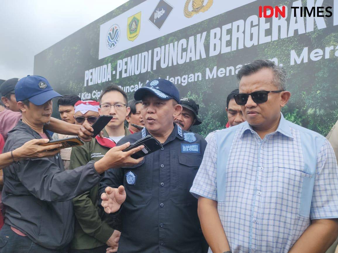 Deputi Bidang Penegakan Hukum Lingkungan Hidup BPLH, Irjen Pol Rizal Irawan saat diwawancarai usai penanaman pohon di area parkir Eiger Adventure kawasan Puncak Bogor, Jawa Barat, Selasa (28/2025). IDN Times/Linna Susanti.