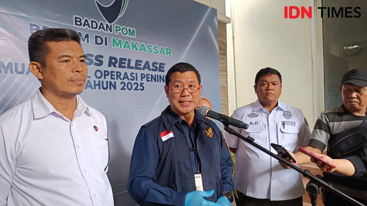 Konferensi pers di Aula Haji Minahasa BBPOM di Makassar, Senin (27/10/2025). (IDN Times/Asrhawi Muin)