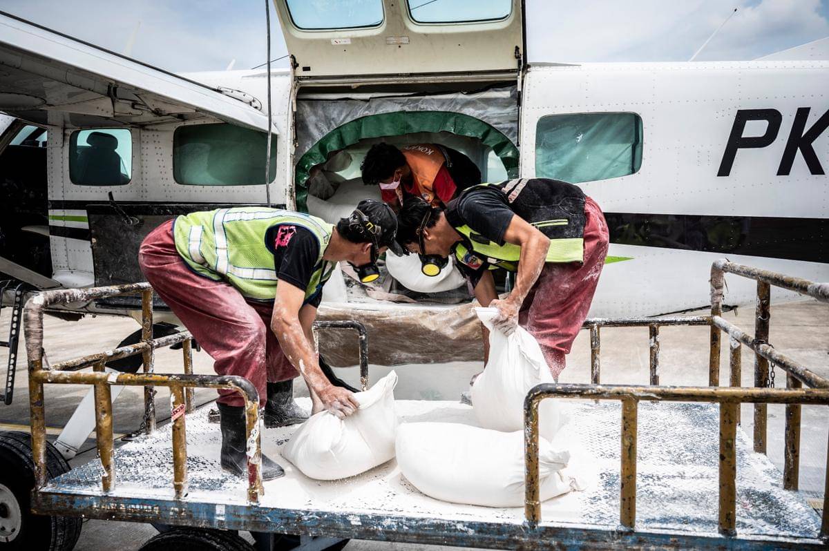 Petugas memasukkan bahan semai ke dalam pesawat Cessna 208 Caravan PK-SNM untuk Operasi Modifikasi Cuaca (OMC) di Bandara Internasional Jenderal Ahmad Yani, Semarang, Jawa Tengah, Senin (27/10/2025). (ANTARA FOTO/Aprillio Akbar)