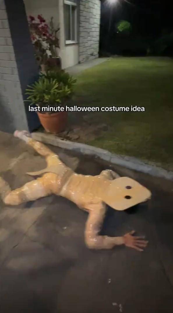 kostum Halloween melokal