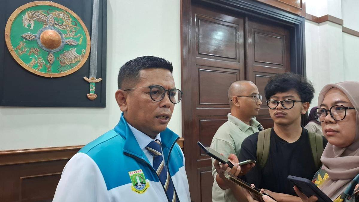Gubernur Banten Andra Soni saat menyampaikan Kepgub jam operasional truk