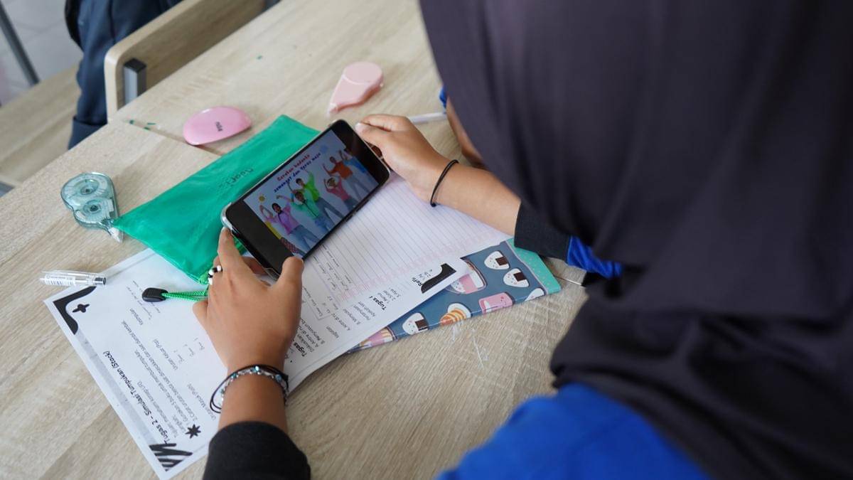 Siswa SRMA 19 Bantul memanfaatkan internet cepat di kelas.