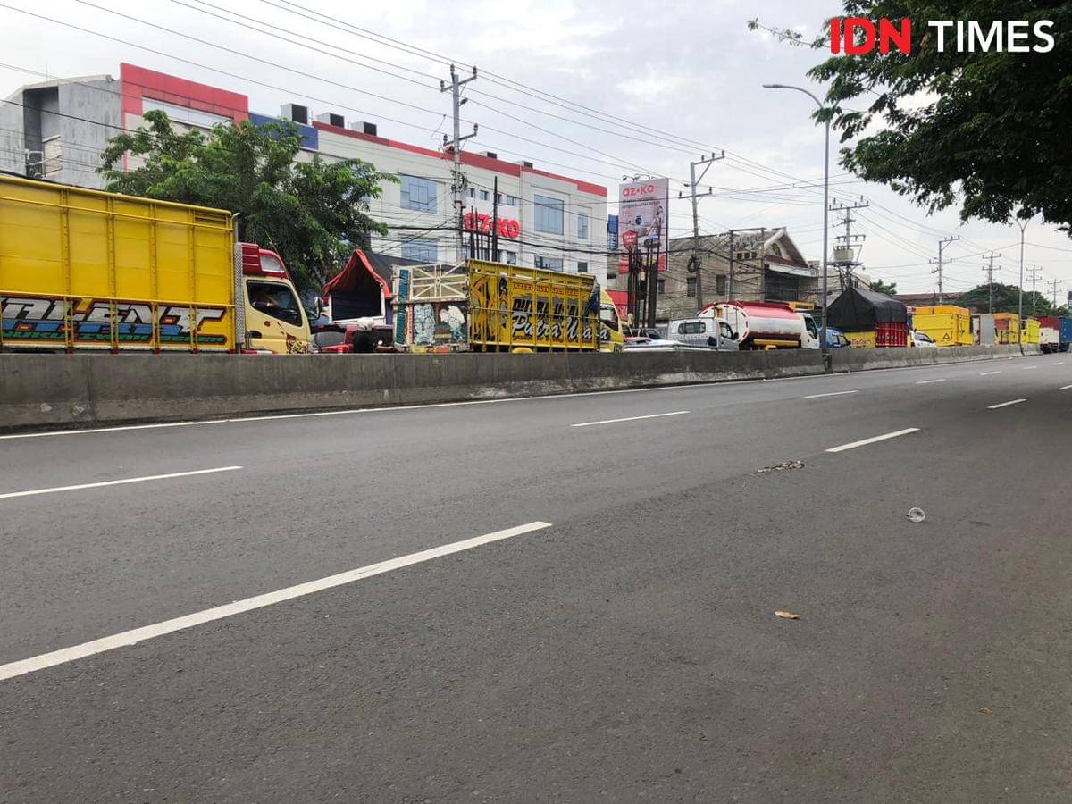 Kemacetan panjang di Semarang akibat banjir. (IDN Times/Dhana Kencana)