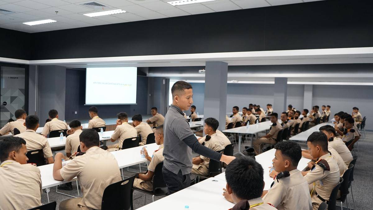 [01] Sesi Motivational Sharing oleh Aditia Putro [HR Director DCVI] pada saat kunjungan SMK Angkasa 1 ke Pabrik Truk-Bus Mercedes-Benz di Cikarang.jpeg