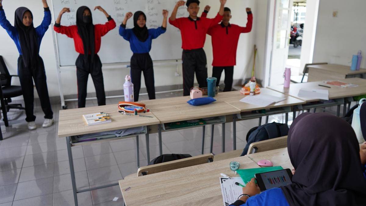 Siswa SRMA 19 Bantul memanfaatkan internet cepat di kelas