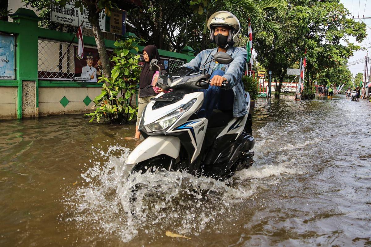 antarafoto-banjir-masih-merendam-permukiman-warga-di-semarang-1761634257.jpg
