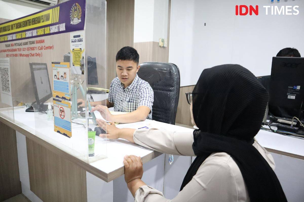 Pemohon tengah membuat paspor di Kantor Imigrasi Kelas I Non TPI Tangerang