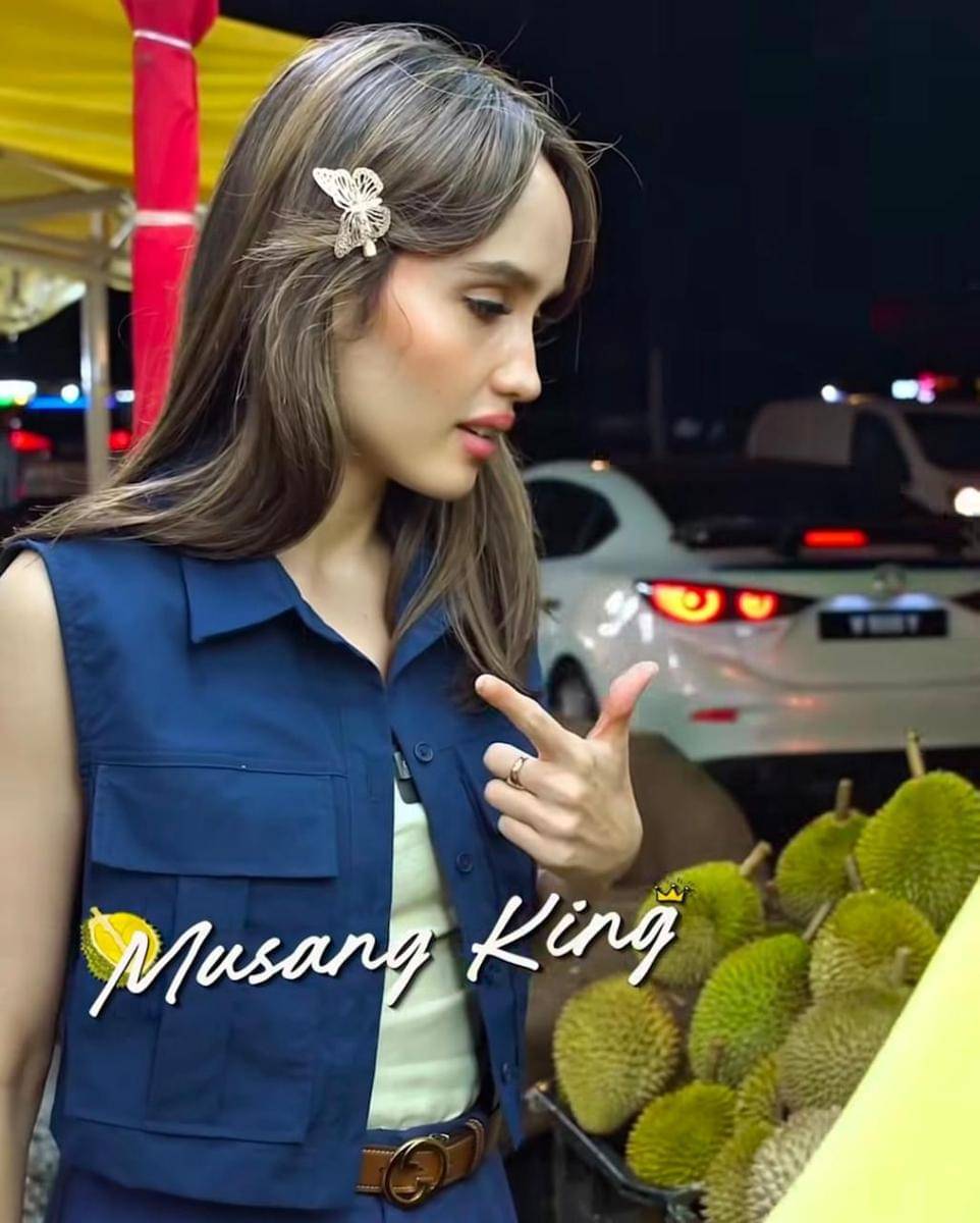 potret Cinta Laura makan durian pinggir jalan di Malaysia