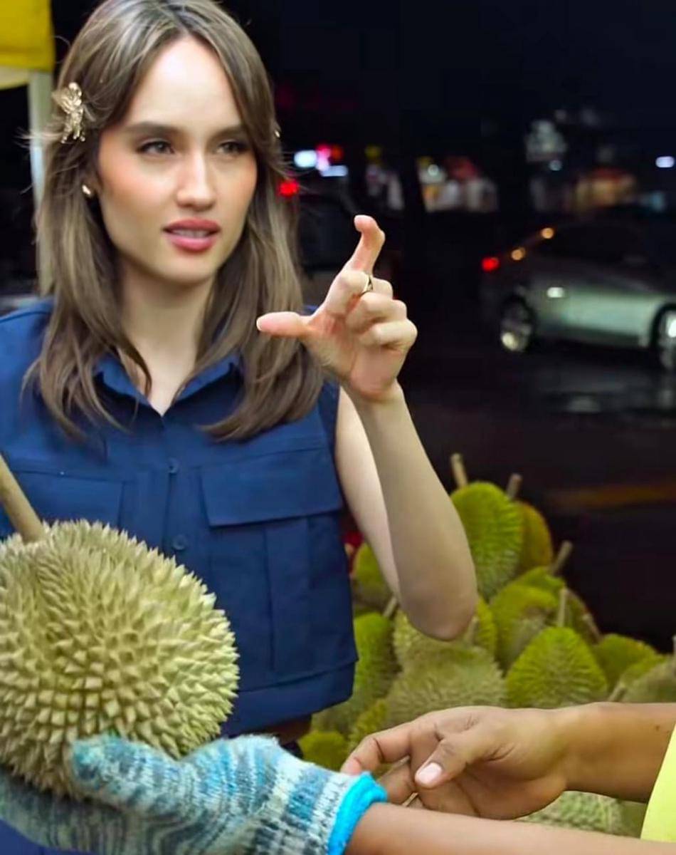 potret Cinta Laura makan durian pinggir jalan di Malaysia