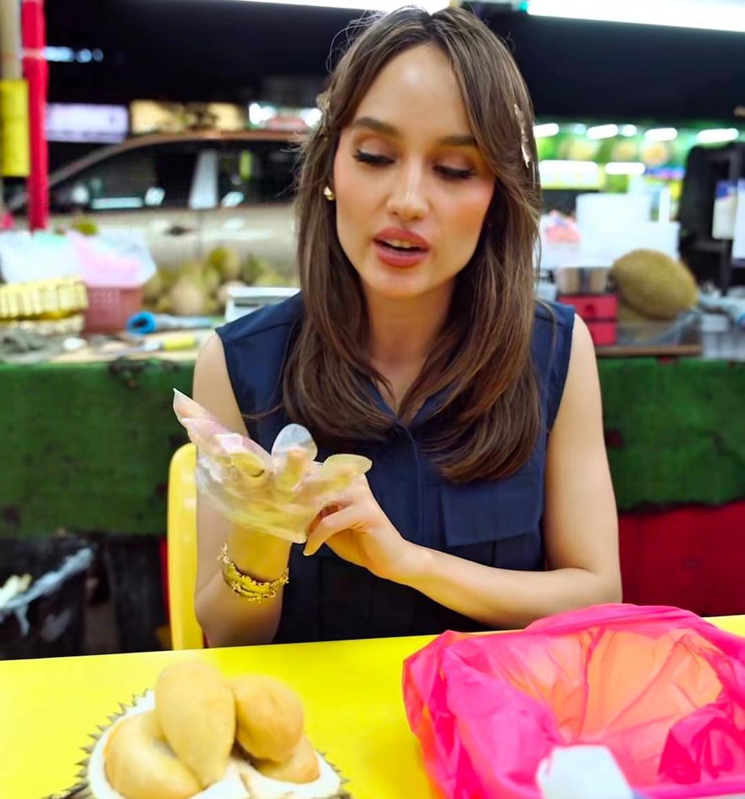 potret Cinta Laura makan durian pinggir jalan di Malaysia