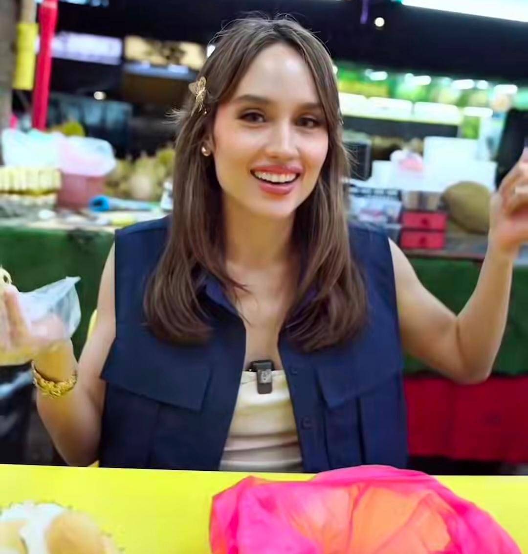 potret Cinta Laura makan durian pinggir jalan di Malaysia