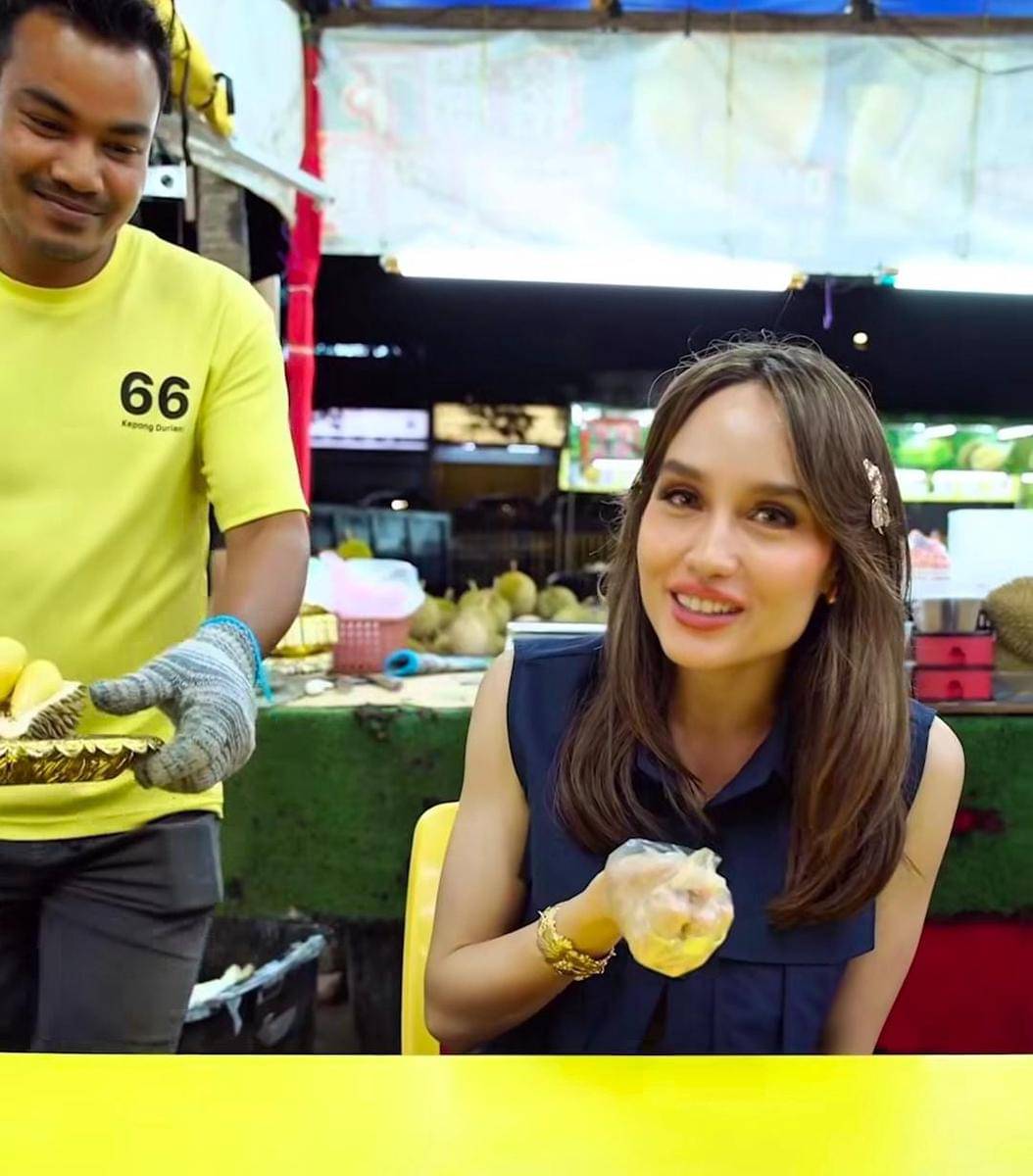 potret Cinta Laura makan durian pinggir jalan di Malaysia