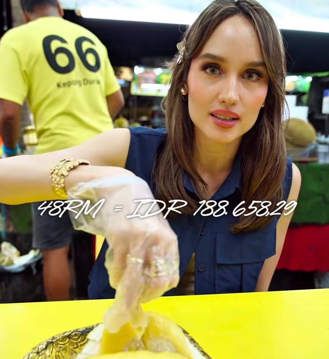 potret Cinta Laura makan durian pinggir jalan di Malaysia