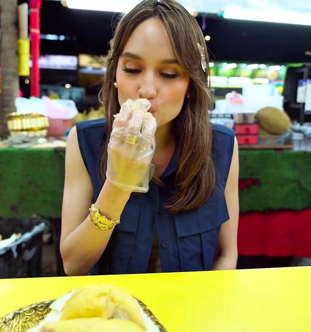 potret Cinta Laura makan durian pinggir jalan di Malaysia