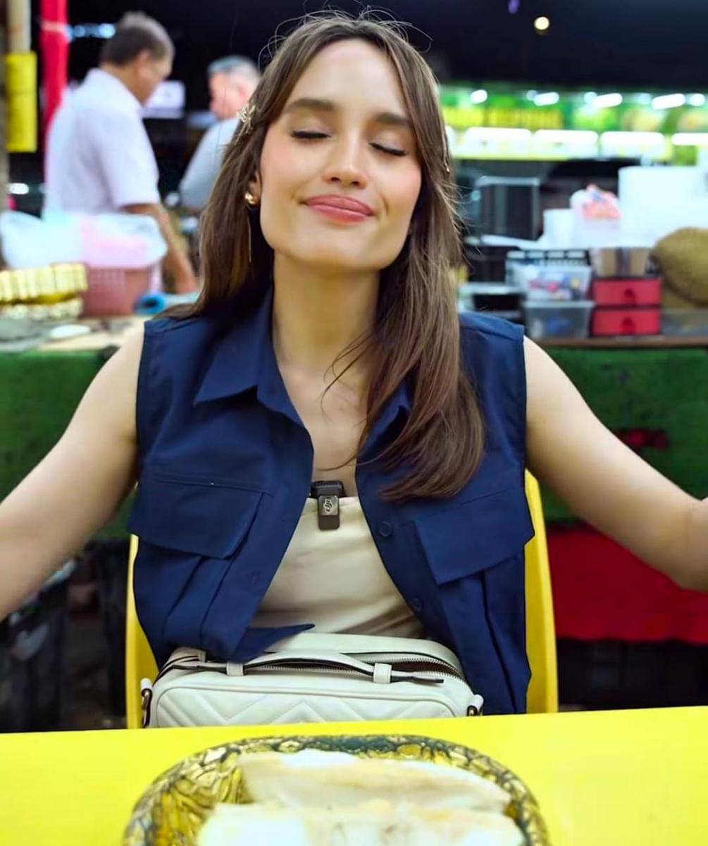 potret Cinta Laura makan durian pinggir jalan di Malaysia