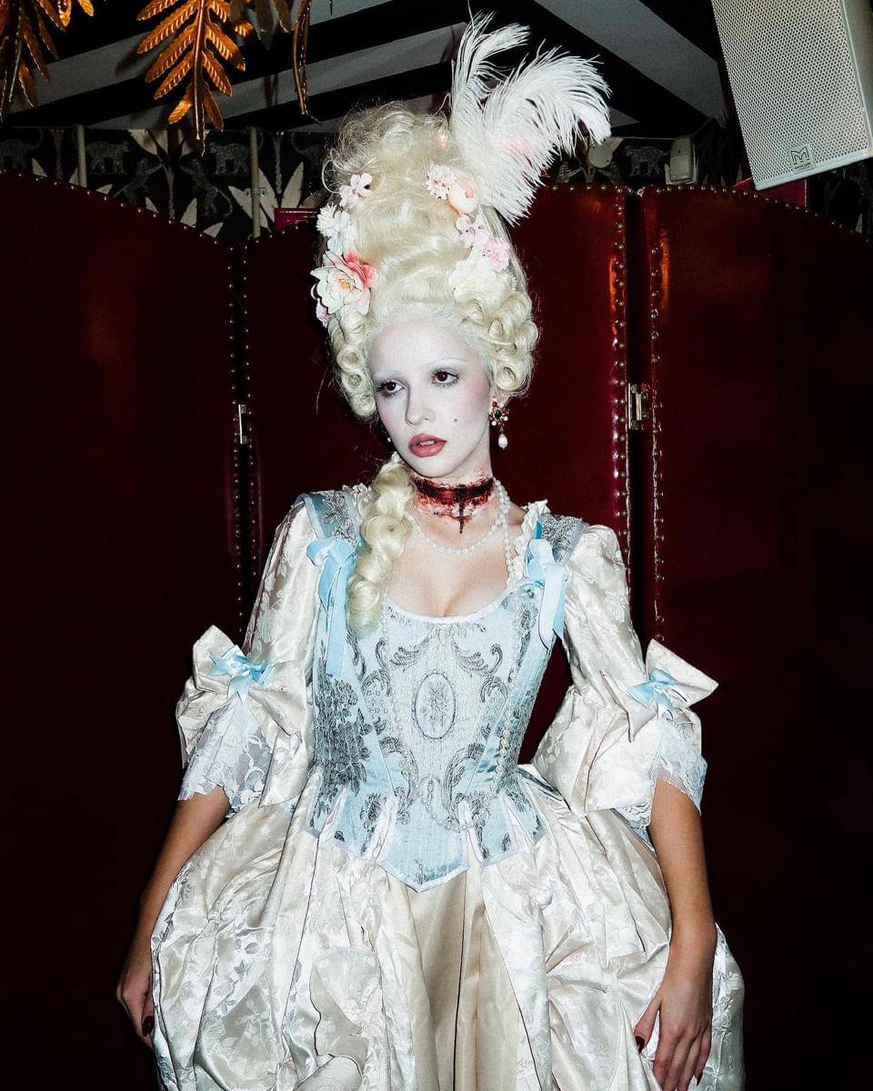 Kostum Halloween ala Charlotte Roberts