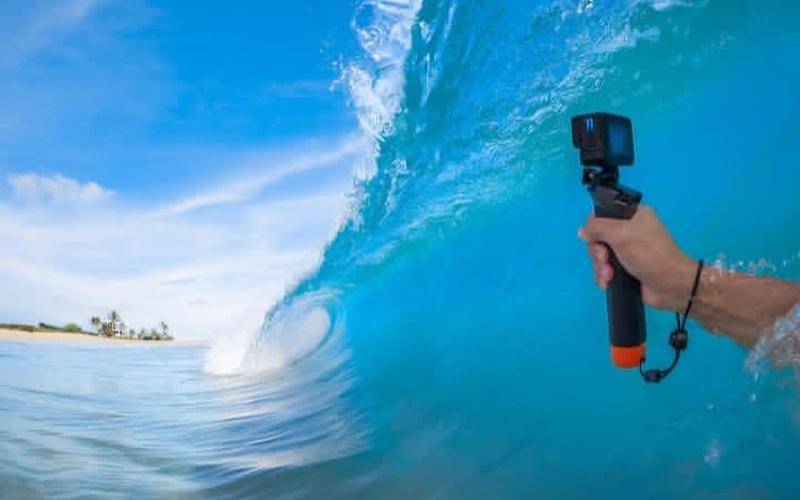 ilustrasi floating camera hand grip yang terpasang pada GoPro