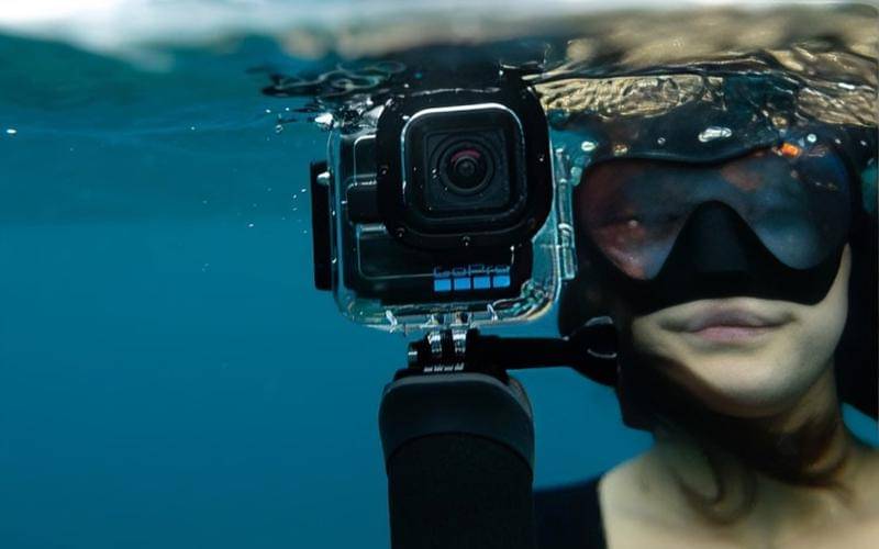 ilustrasi penggunaan protective housing pada GoPro saat aktivitas bawah air