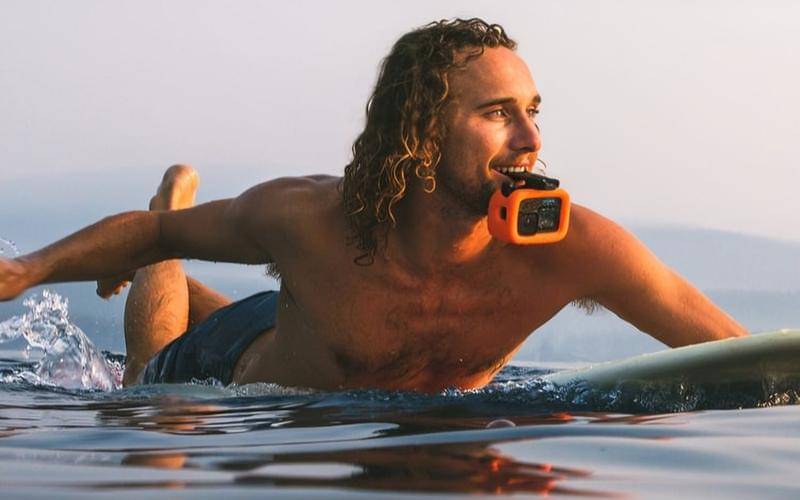ilustrasi penggunaan bite mount pada GoPro saat aktivitas air