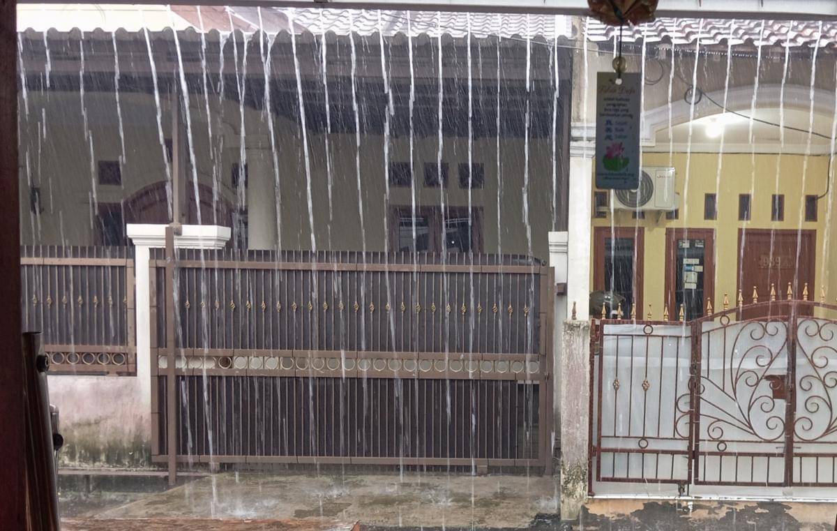 Hujan deras sekaligus gluduk yang menyeramkan