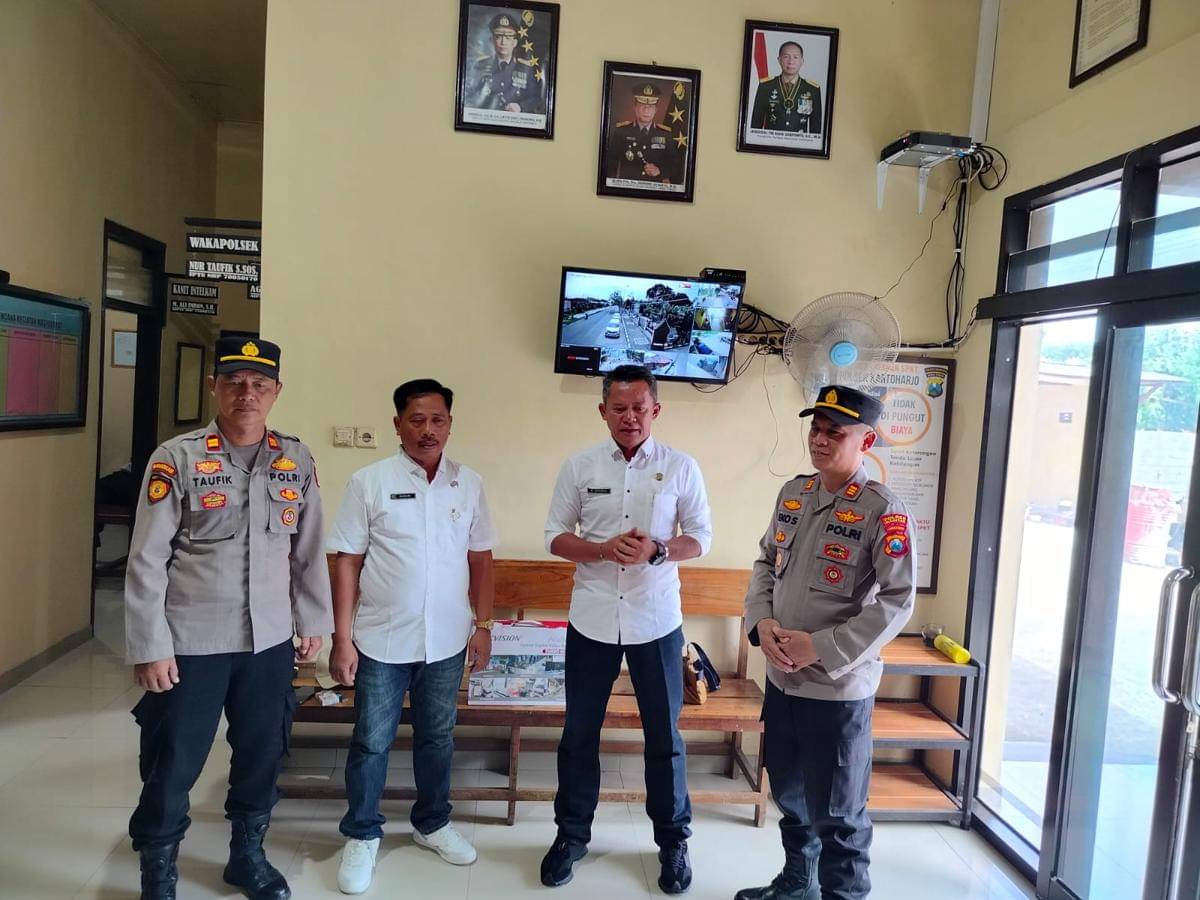 Kepala Desa Karangmojo, Noor Achiran, mewakili seluruh kepala desa di Kartoharjo.