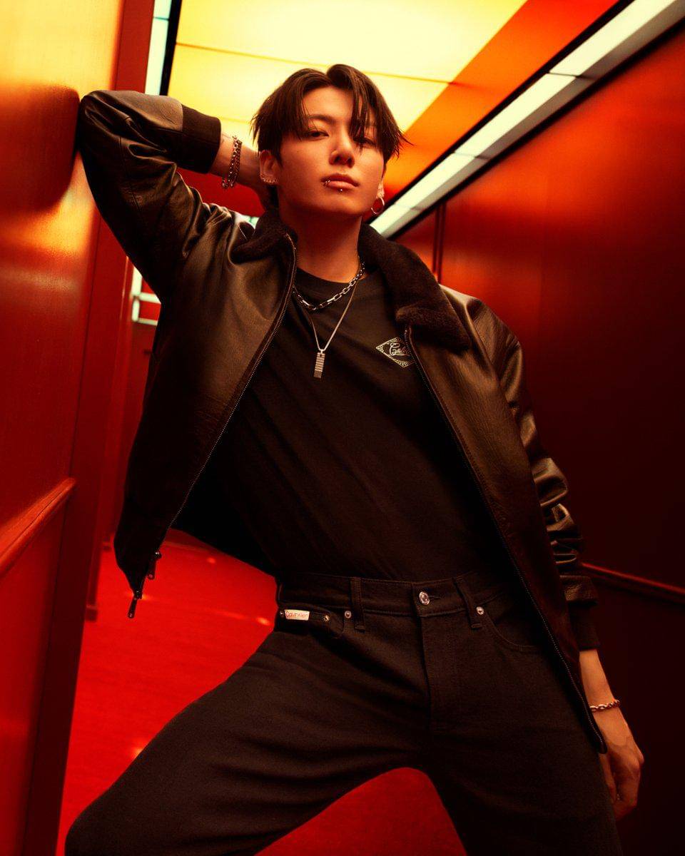 potret Jungkook BTS di pemotretan Calvin Klein 2025