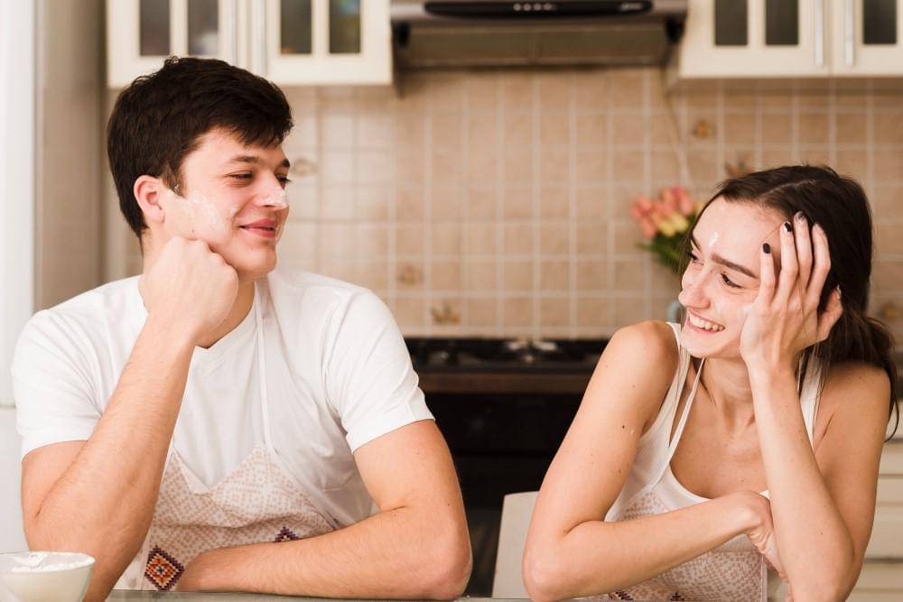 ilustrasi pasangan mengobrol