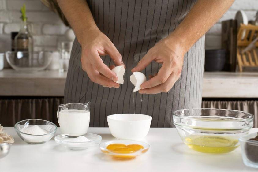 Ilustrasi memisahkan kuning telur dan putih telur