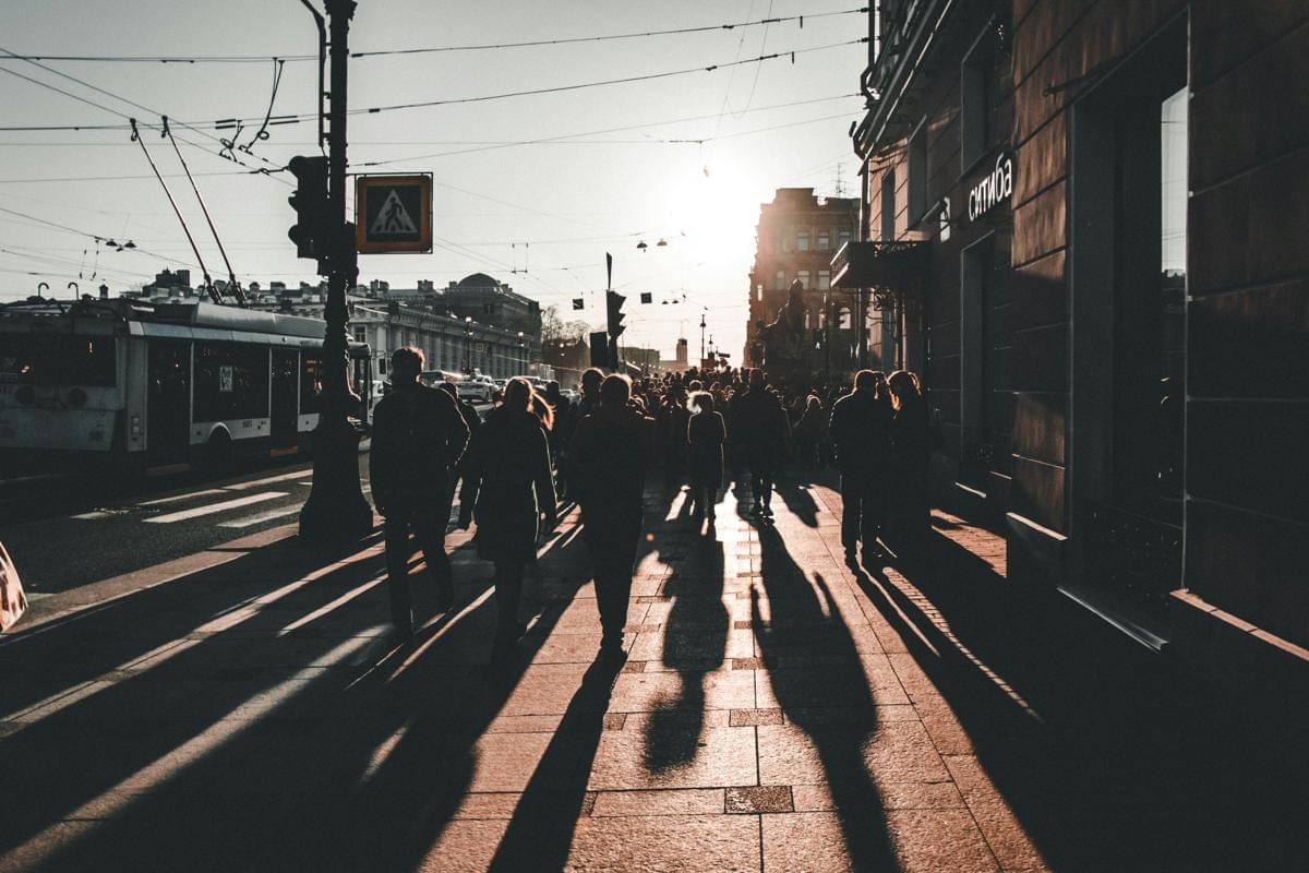 ilustrasi pekerja yang pulang kerja di sore hari