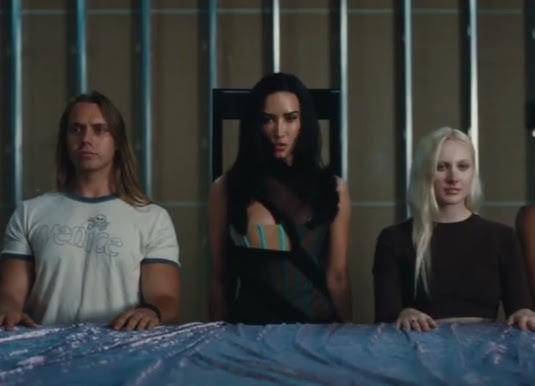 Demi Lovato dalam musik video "Kiss"