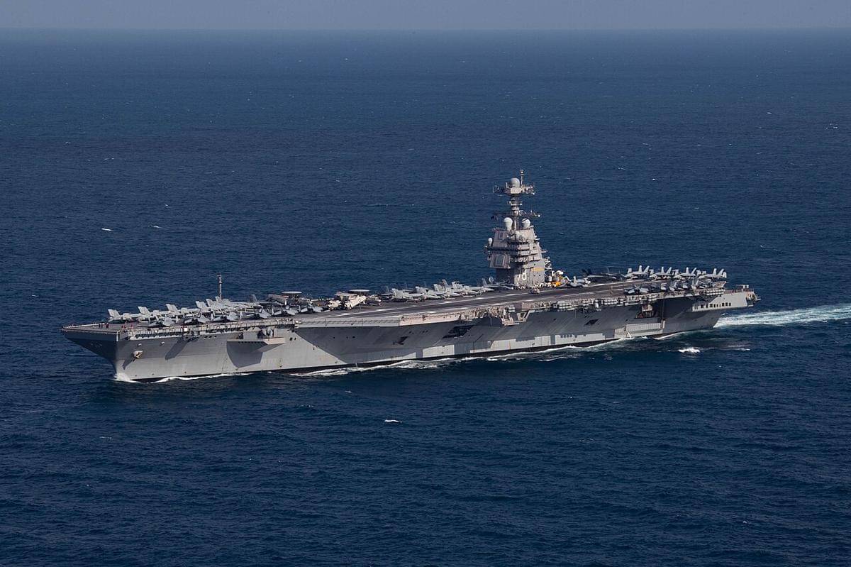 Kapal induk Angkatan Laut USS Gerald R. Ford (CVN-78) mengukus Samudra Atlantik selama simulasi transit selat dengan Gerald R. Ford Carrier Strike Group (GRFCSG) di Samudra Atlantik, 9 Oktober 2022.